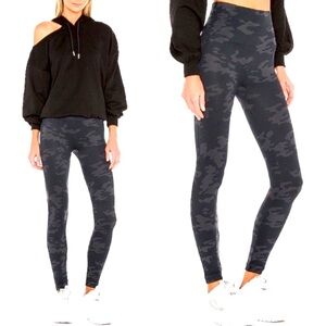 NWOT SPANX Look At Me Now Seamless Leggings in Camo Size Medium